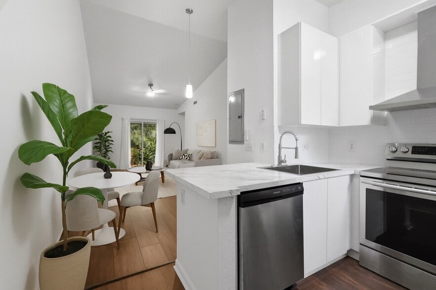 Primary Photo - Davie Villas Stirling, LLC