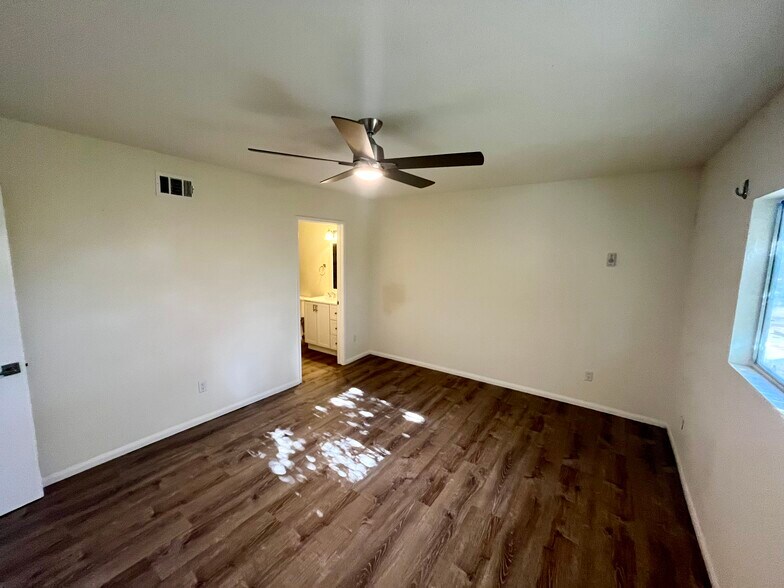 Building Photo - 2112 E Vista Way