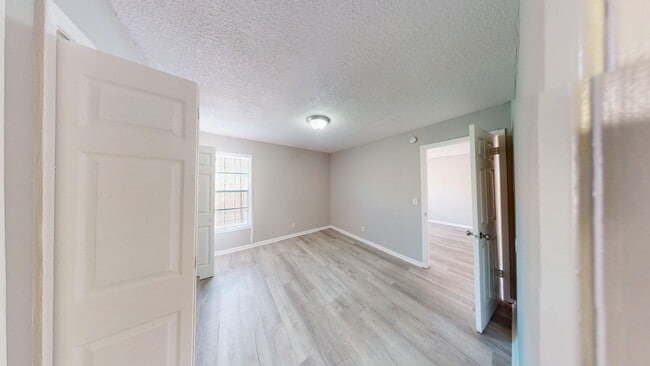 Building Photo - Spacious 1Bed/ 1Bath in Riverside   ** Upstairs Unit & Water Included **