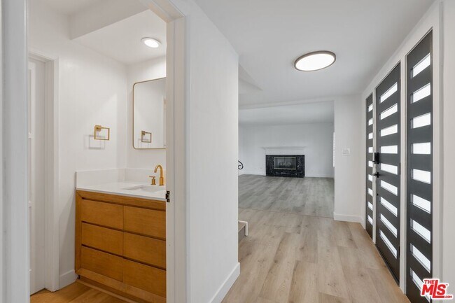 Building Photo - 15974 Tobin Way