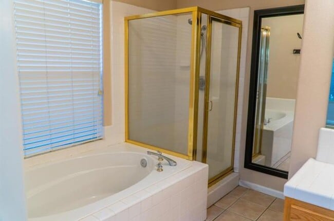 Building Photo - Bright & Spacious 4?BR Fresno Home with High Ceilings & Solar!