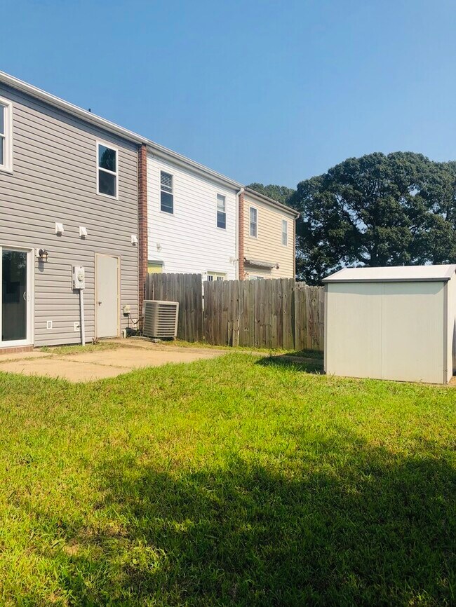 Building Photo - STUNNING 3 BEDROOM END UNIT TOWNHOUSE just off gate of Little Creek!!