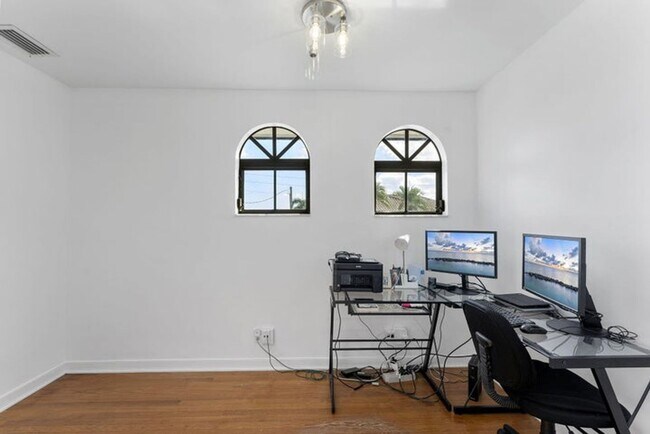 Building Photo - 150 Lucina Dr