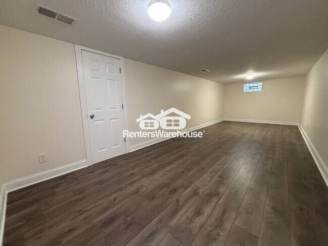Building Photo - Available now - Beautifully Updated 4 Bedr...