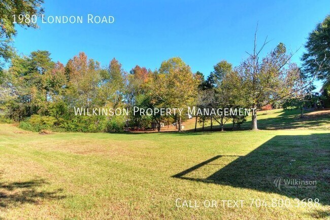 Building Photo - 3 Bedrooms, 2 Baths Ranch In Mooresville Q...