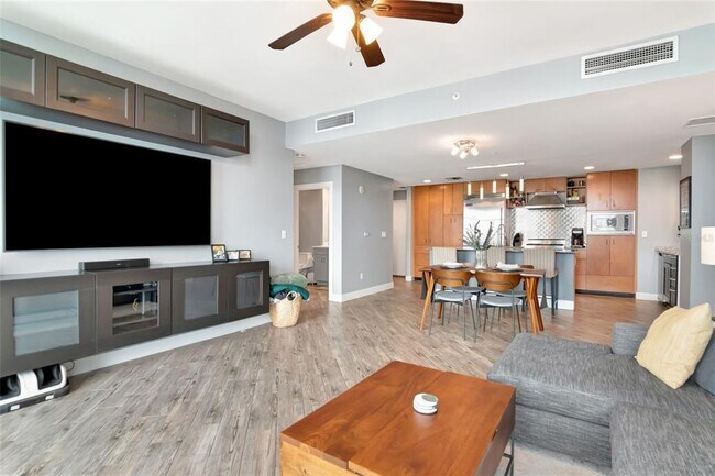 Building Photo - 1120 E Kennedy Blvd