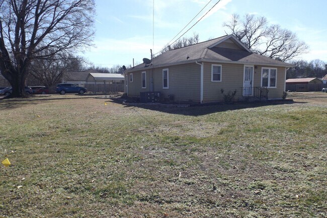 Building Photo - 301 Russell Rd