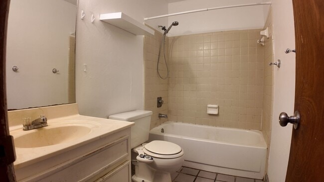 Building Photo - Freshly Remodeled 3 BR 2 BA Townhome Located Minutes From Doak Campbell Stadium!