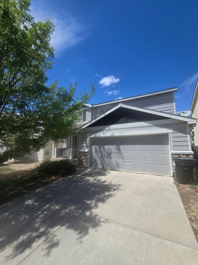 Building Photo - Spacious and Bright 4 Bedroom Home with Garage and Basement Now Available!