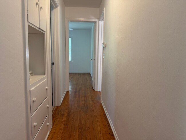 Building Photo - Cute home on large lot