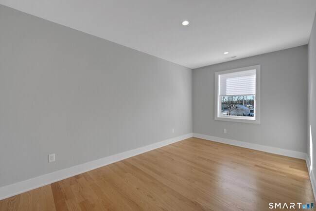 Building Photo - 20 Bouton St