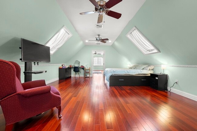 Building Photo - 77 W 17th St