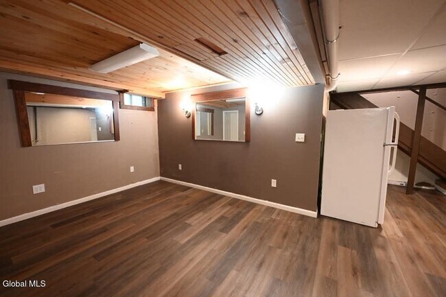Building Photo - 229 Middletown Rd
