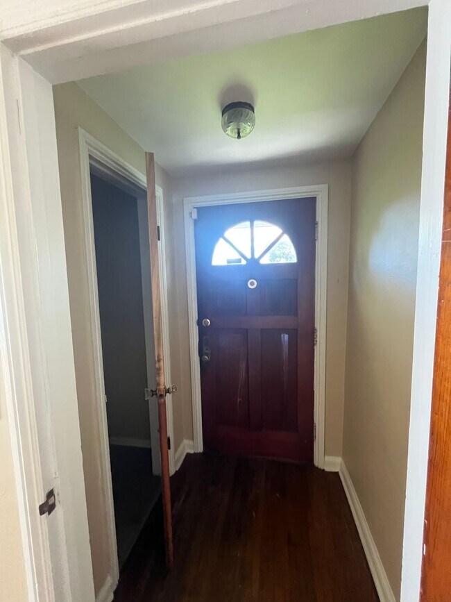 Building Photo - Comfortable 2-Bedroom Single-Family Home with Washer/Dryer Hookups