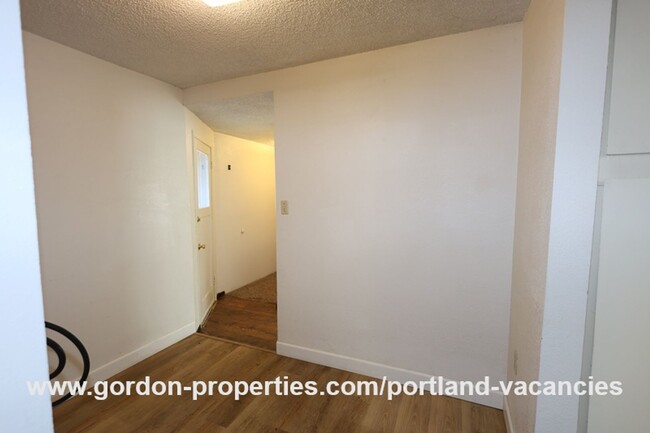 Building Photo - SE 127th Ave - Hazelwood single level 2 be...