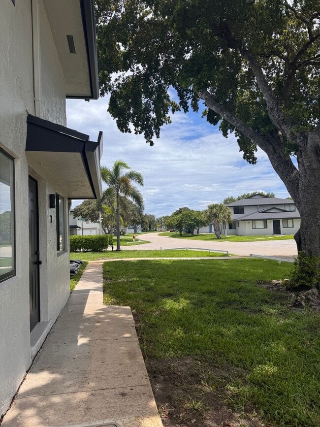 Primary Photo - 2 BR Townhome - Quiet and Centrally Locate...