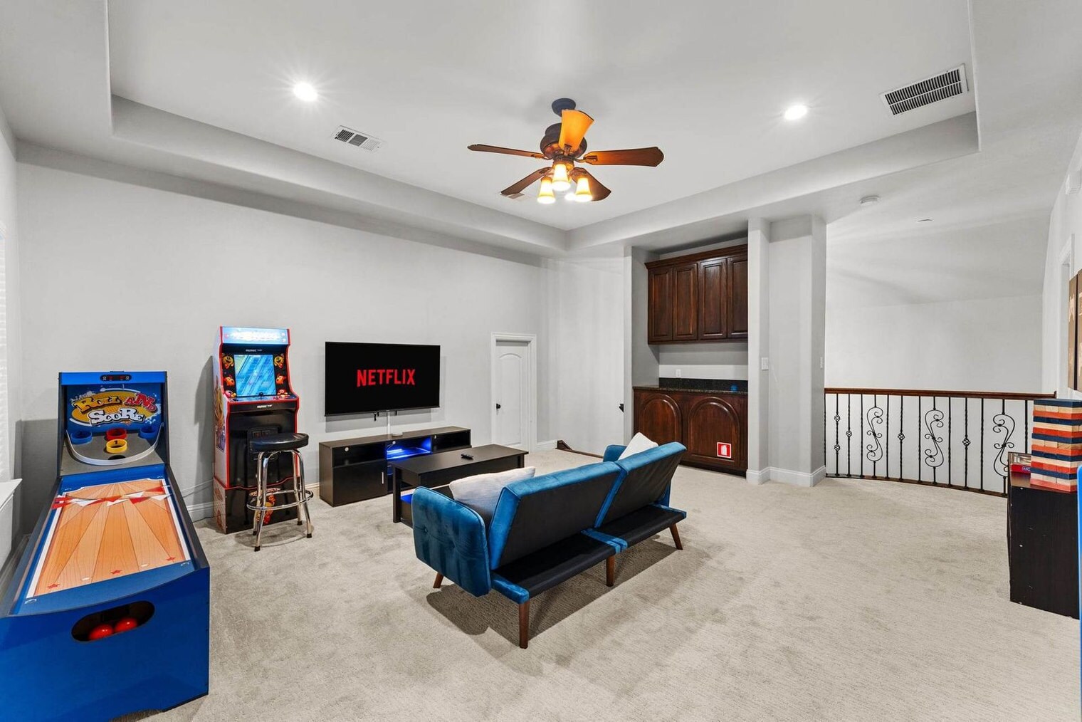 Building Photo - 200 Cove Dr