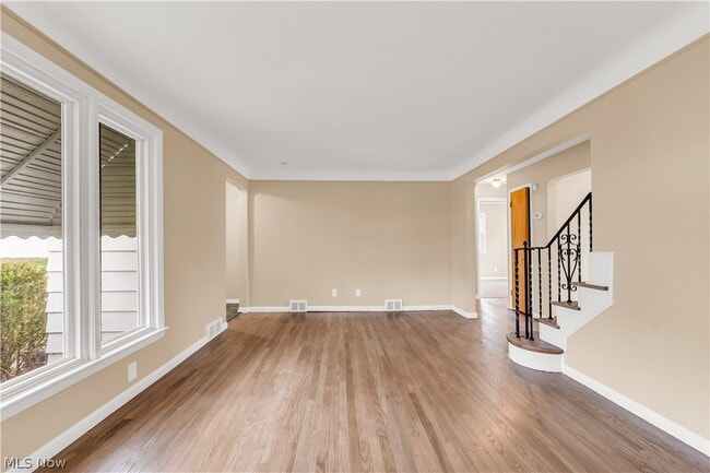 Building Photo - 655 E 240th St