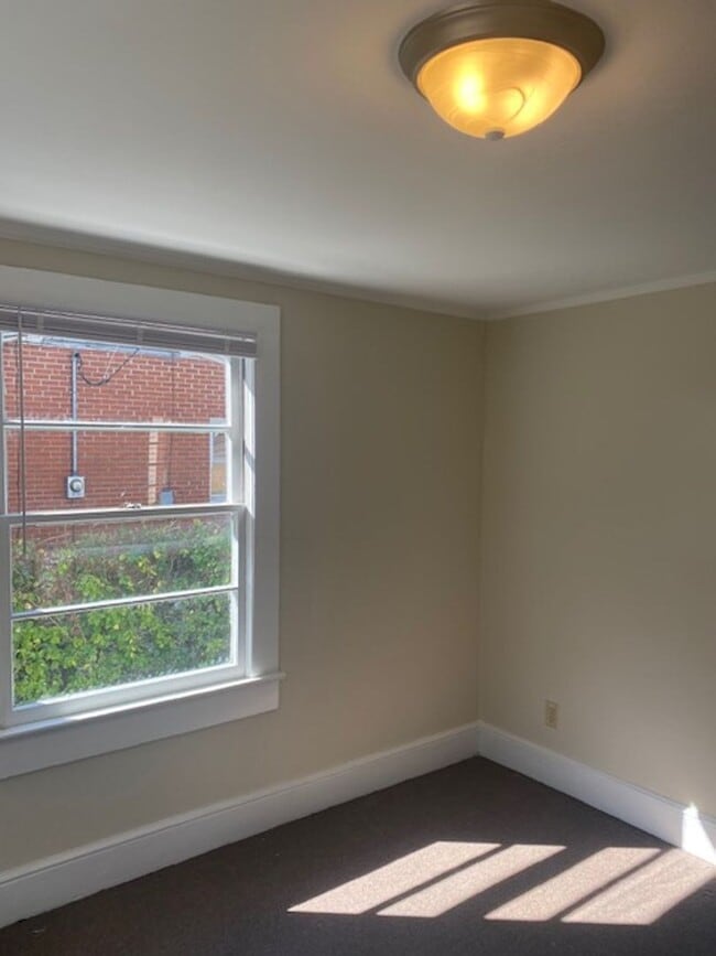 Building Photo - Cute and Cozy Rental