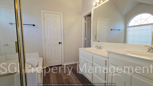 Building Photo - 3305 Woodbluff Ln