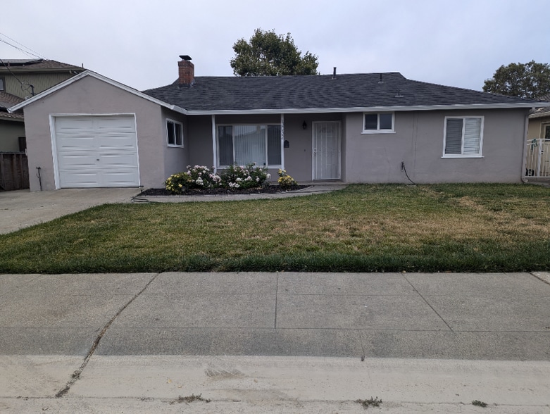 Building Photo - 3032 Greenwood Dr