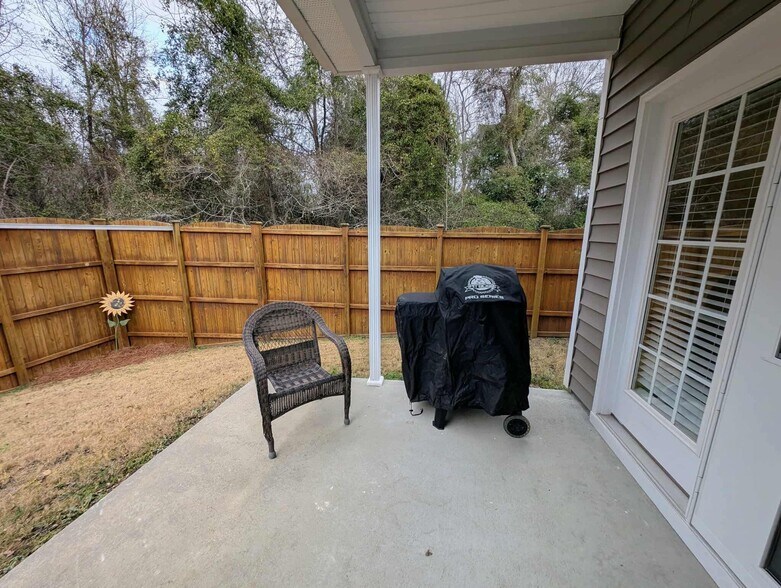 Building Photo - 400 Laurel Leaf Dr