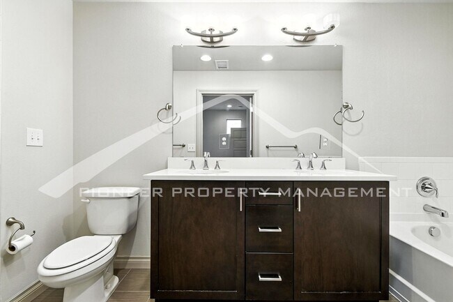 Building Photo - Modern Townhouse with Central AC and Rooft...