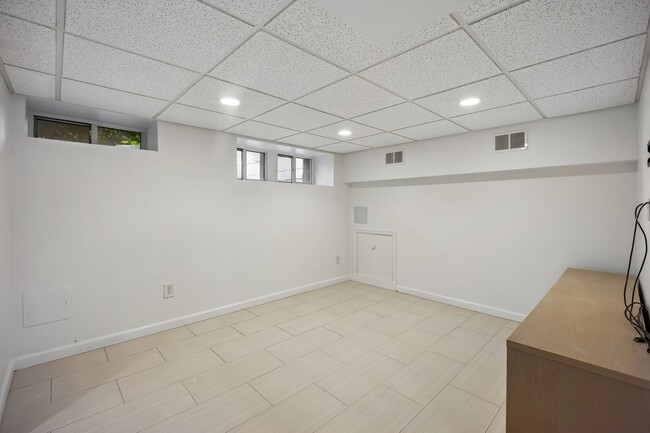 Building Photo - 155 Sunset Ln