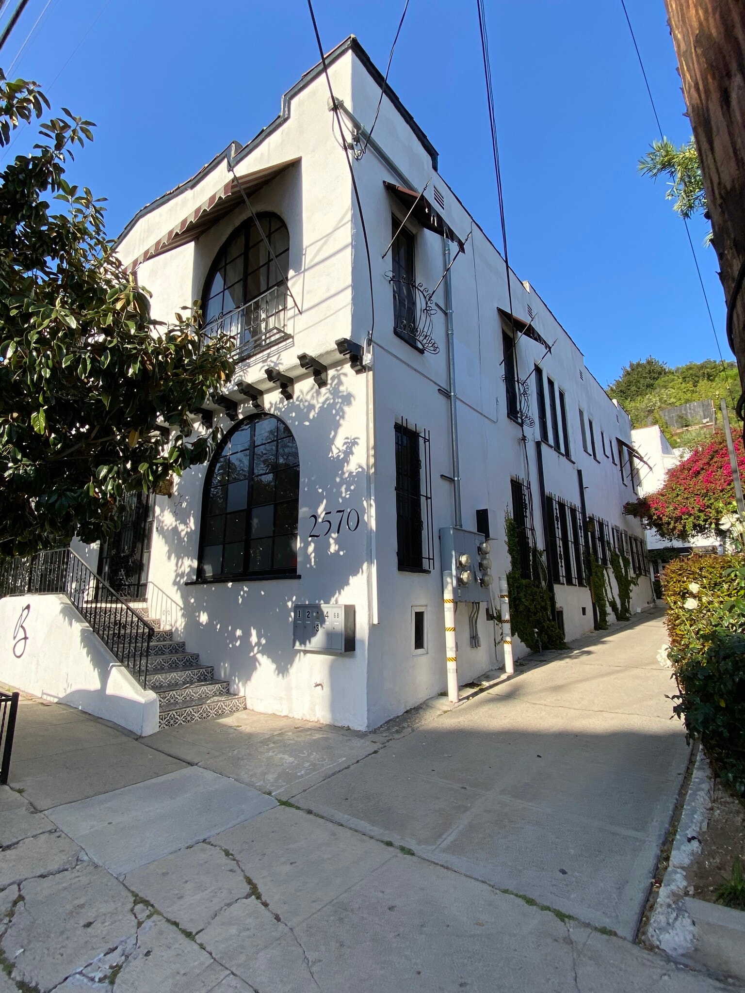 FRONT OF BUILDING - 2570 N Beachwood Dr