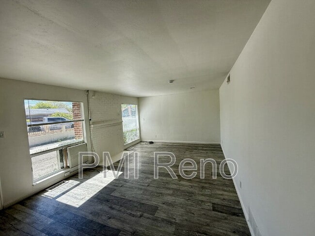 Building Photo - 790 Topaz Dr