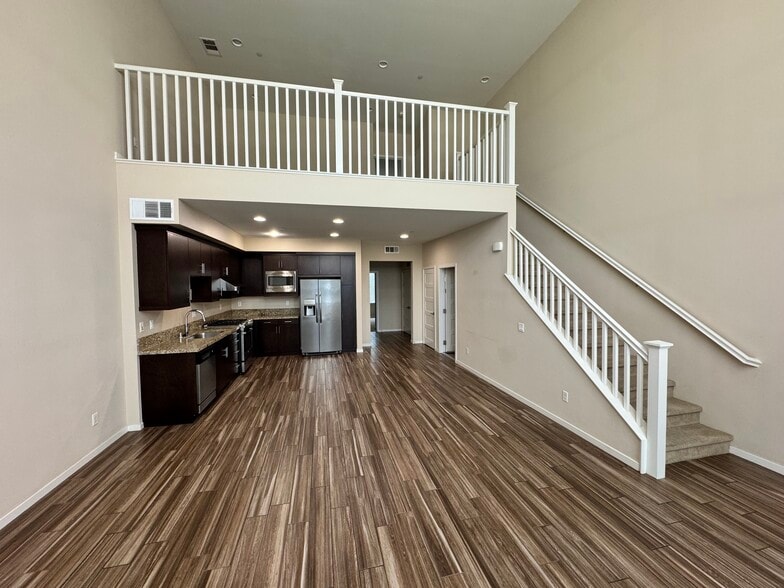 Building Photo - 1506 W Artesia Sq