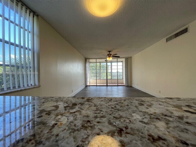 Building Photo - 9471 Evergreen Pl