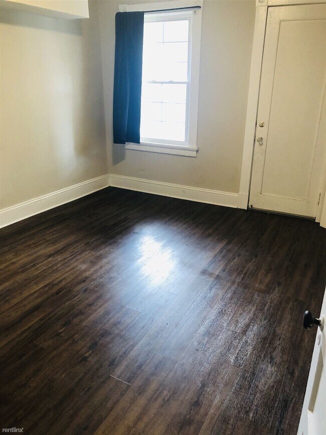 Building Photo - 2 br, 1 bath 4plex - 2420 Barton Ave 4