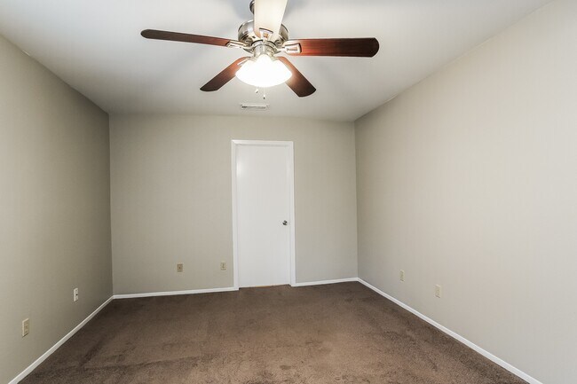 Building Photo - 9 W Bigelow Oak Ct