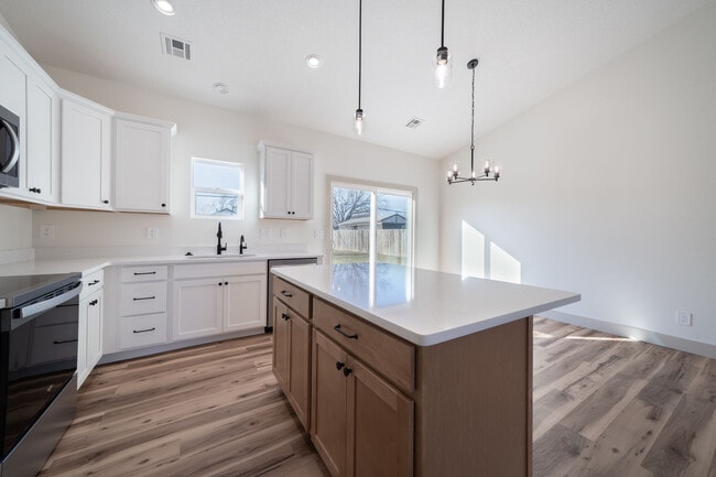 Building Photo - 753 N Gilda St