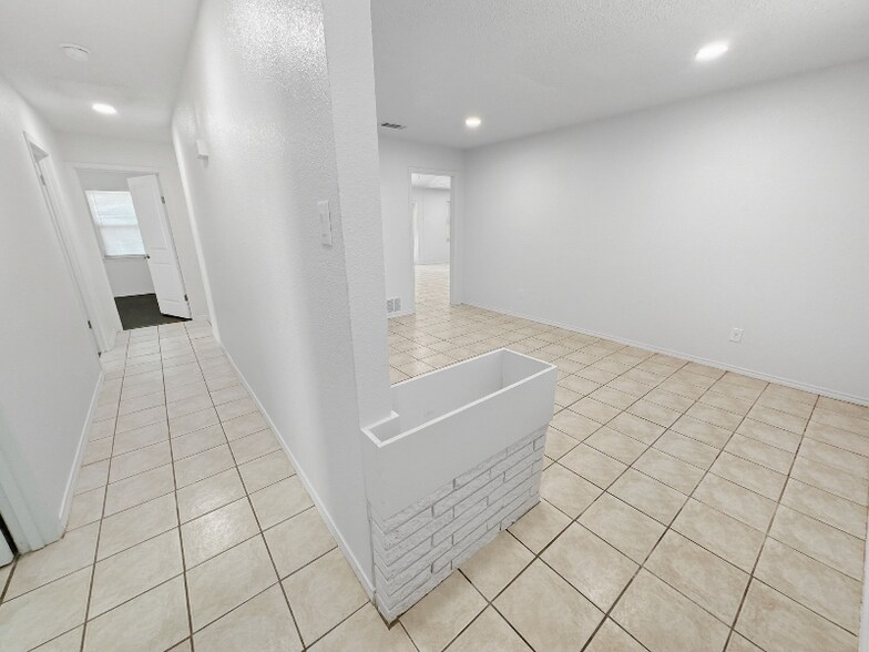 Building Photo - 2120 Vickie Dr