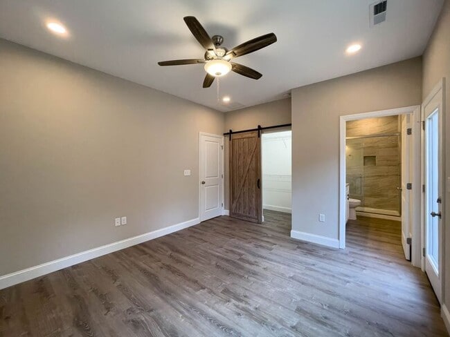 Building Photo - 5 Lofty Vw