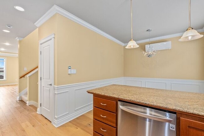 Building Photo - Quintessential West Seattle Townhome with Air Conditioning