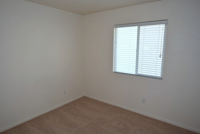 Building Photo - Amazing 3 Bedroom Home Near KAFB!