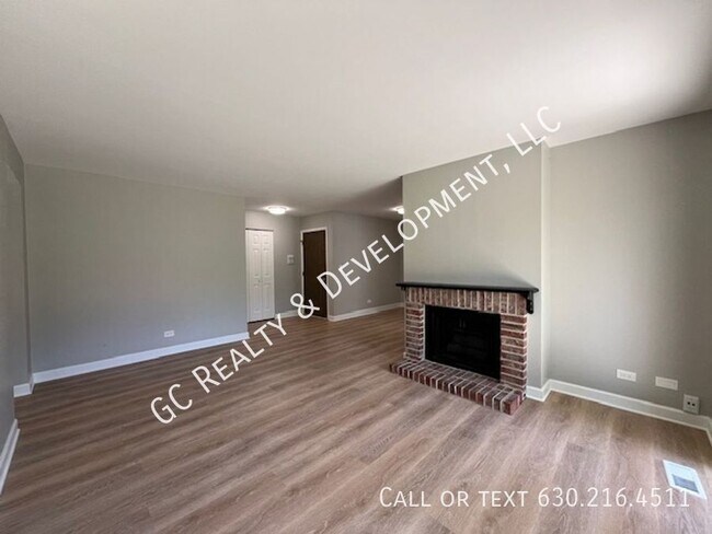 Building Photo - 403 Pinetree Ln