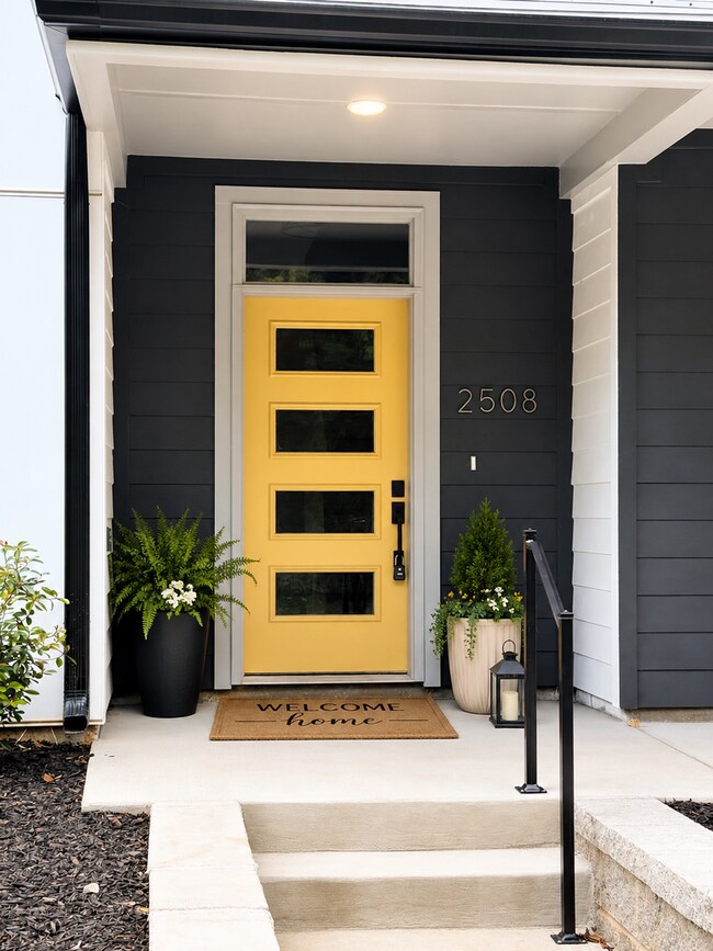 Building Photo - Move-In Special!! 1/2 Off First Month's Rent!!
