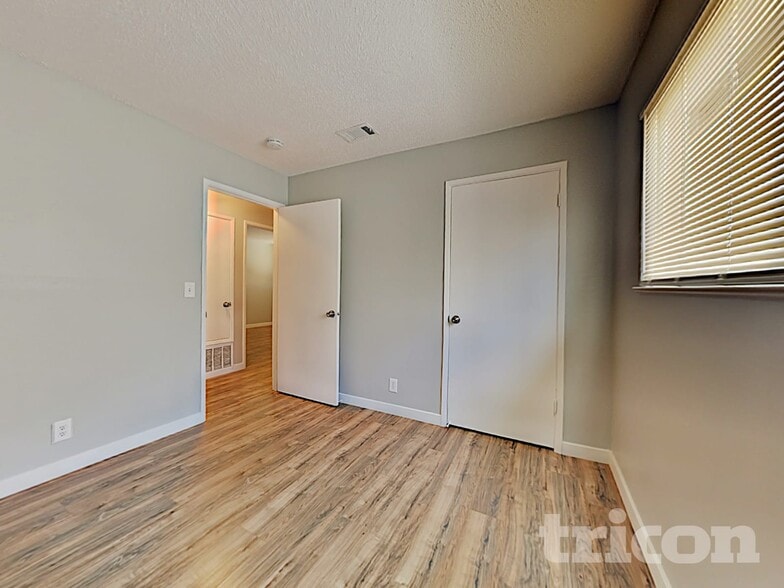 Building Photo - 402 E Pacific Ave