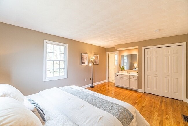 Building Photo - 32 Waltham St