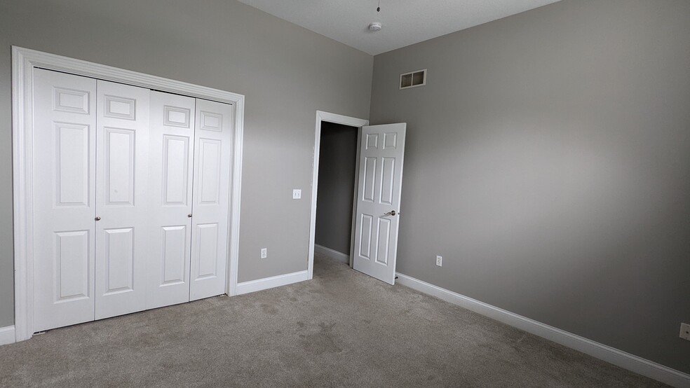 Building Photo - 306 Southwest Carriage Drive