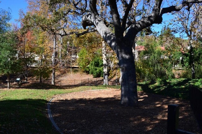 Building Photo - 667 Arroyo Oaks Dr