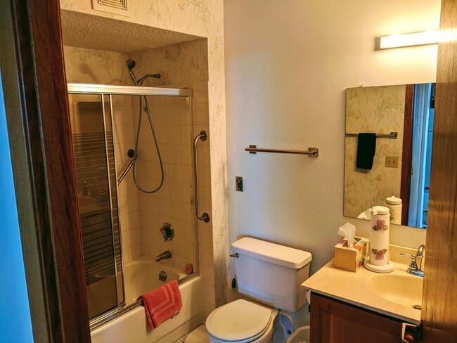 Full bath with grab bars in shower/tub - 1425 W 28th St