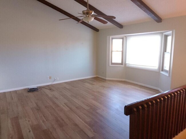 Building Photo - 1512 Knollcrest Dr