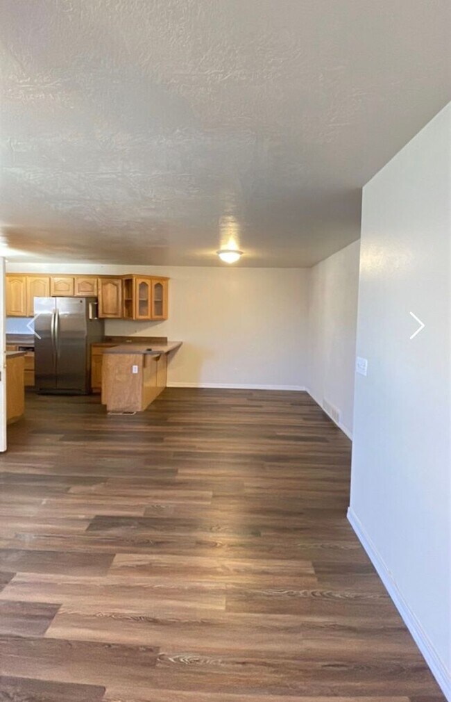 Building Photo - 206 E 820 S