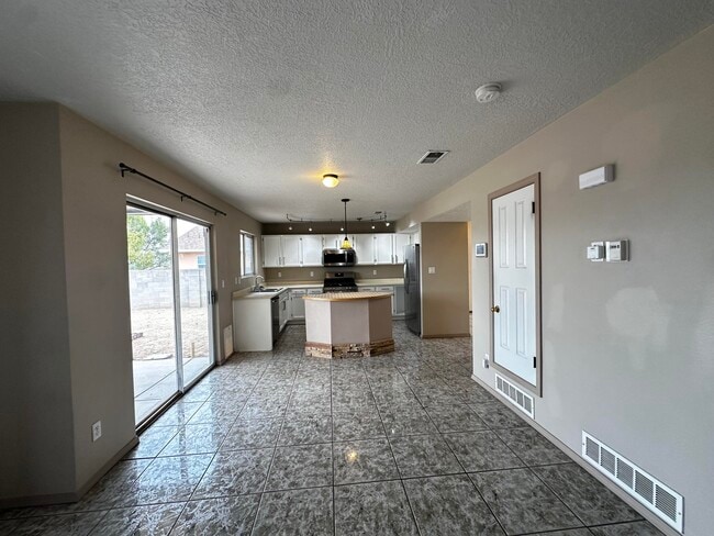 Building Photo - 800 Halter Dr SW