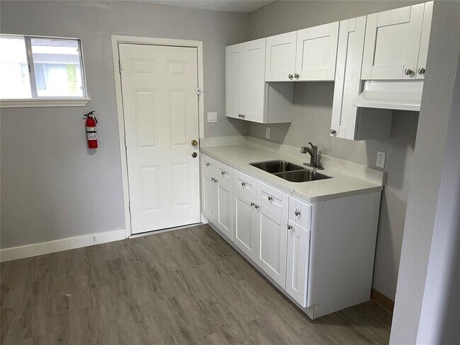 Building Photo - 7823 Glass St